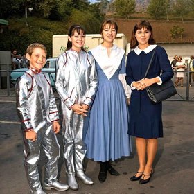 Backstage with Angela & Veronica Cartwright & Sally Field who did not wear her Flying Nun outfit. 